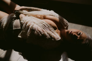 tasteful boudoir photographer calgary